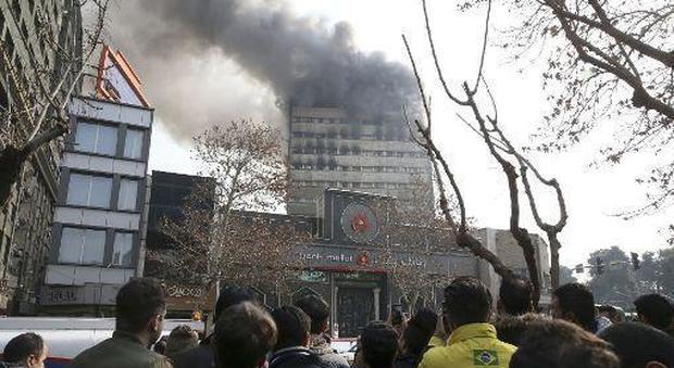 Crolla palazzo di 17 piani a Teheran 30 vigili del fuoco morti