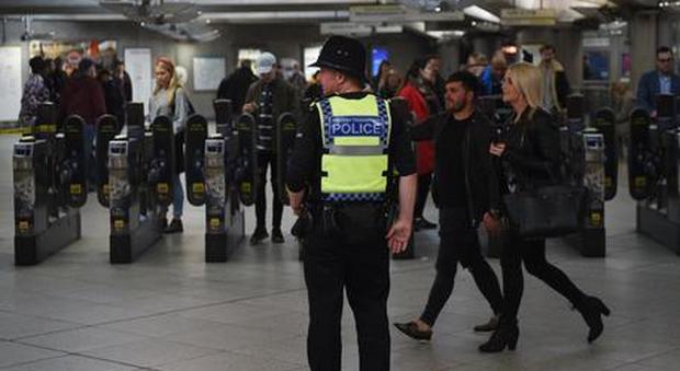 Attentato a Londra, 18enne incriminato per la bomba nella metro