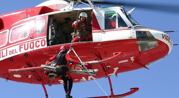 Due donne si perdono nel bosco, intervento di salvataggio dei vigili del fuoco con l'elicottero