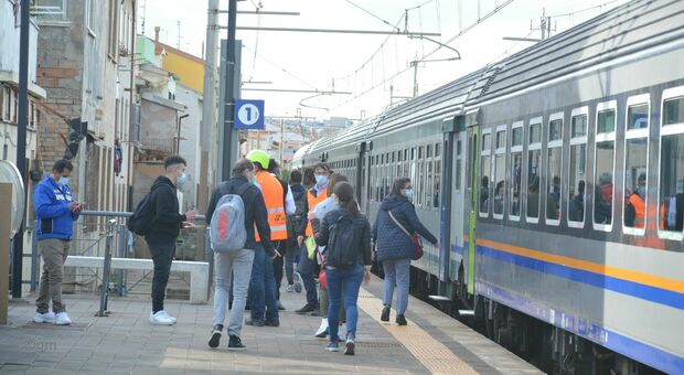 Guasti a Intercity e treno merci, torna l’incubo Orte-Falconara. Cinque ore per arrivare a Roma. Le parlamentari M5S: «Grandi disagi»