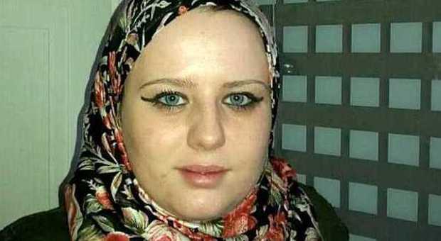 Ragazzina 19enne molla l'anziano fidanzato musulmano: lui la fa sfigurare con l'acido