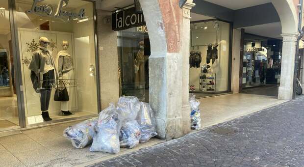 Sacchi di rifiuti sotto i portici in corso Vittorio Emanuele II