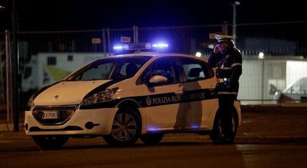 Roma, due vigili urbani travolti da un'auto mentre effettuano rilievi per incidente: entrambi in ospedale, uno è grave