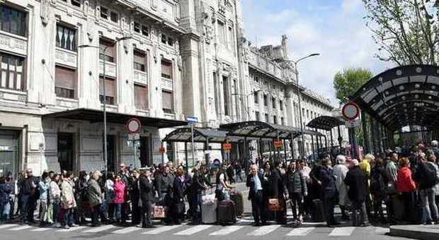 Milano, sciopero del trasporto pubblico: circolazione sospesa, assalto ai taxi