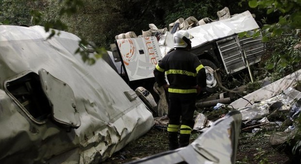 «Autobus nella scarpata in Irpinia viaggiava senza aver fatto revisione»