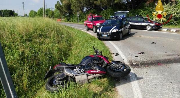 Doppio incidente a Saccolongo: auto contro palo, moto si scontra con una vettura