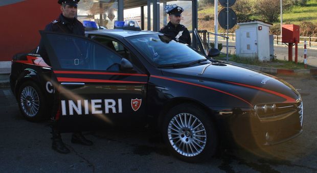 Roma, strappa la borsa alla prostituta sotto gli occhi dei carabinieri