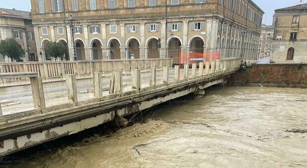 Senigallia, il fiume Misa fa paura: «Salite ai piani alti». Chiuse due strade, centro commerciale e supermercati