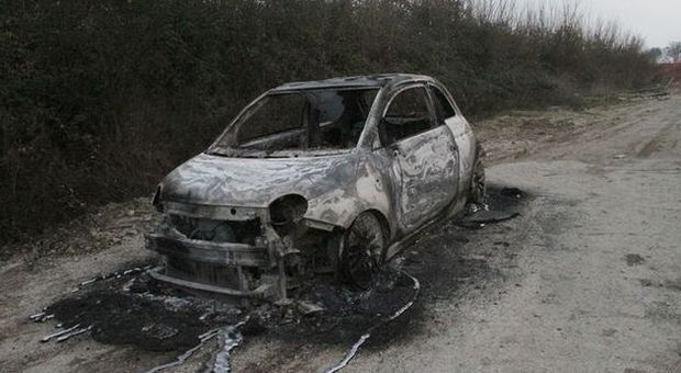 Senigallia, gli bruciano l'auto mentre balla in discoteca