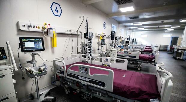 Ospedali, crollo dei posti letto: -32.500 in due anni. L’allarme delle società scientifiche: «Cure a rischio per tutti»