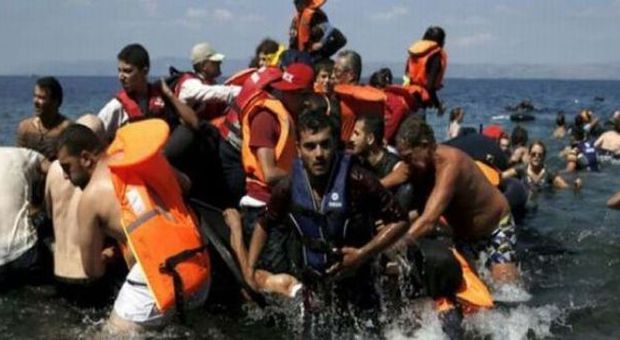 Grecia, i superstiti del naufragio nell'Egeo: "È stato lo scafista a creare la falla"