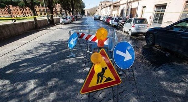 Roma, strade, tagli sui lavori dodici milioni in meno per le buche e l'asfalto