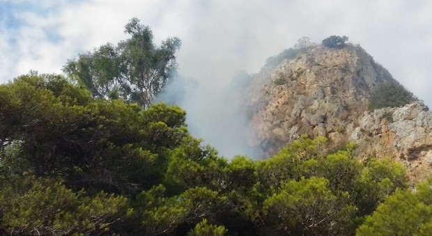 Incendio a Portoselvaggio, paura per il parco