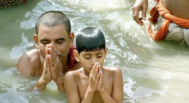 Il bagno sacro nel Gange