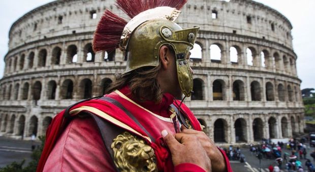Colosseo, blitz dei vigili: multati due centurioni e sequestrato un drone