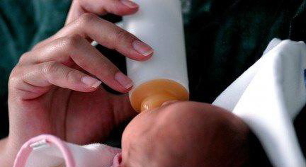 Beve il latte artificiale: bimbo di un mese colpito da choc anafilattico