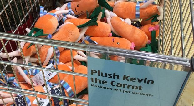 Kevin the Carrots, il peluche fa boom di vendite al supermercato: caos e spintoni tra i banconi
