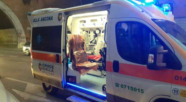L'ambulanza della Croce Gialla di Ancona intervenuta dopo l'incidente sotto la Galleria Risorgimento
