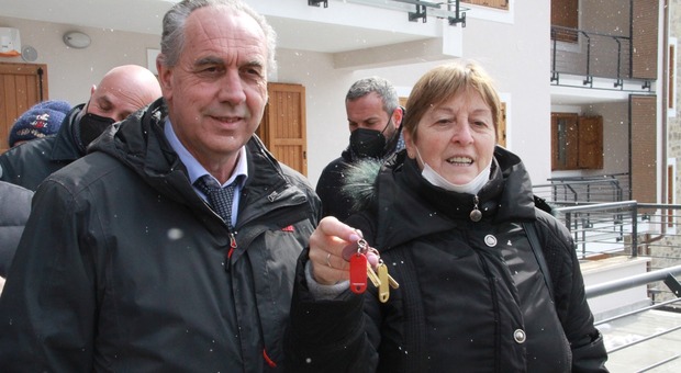 Il commissario alla Ricostruzione Giovanni Legnini ad Amatrice consegna le chiavi degli appartamenti del condominio Picente / Le foto