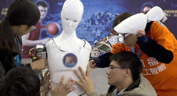 Due robot parlano fra loro in una lingua sconosciuta: sospeso esperimento di Facebook