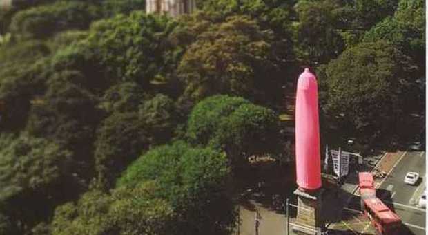 Enorme preservativo rosa comparso nella piazza centrale di Sydney