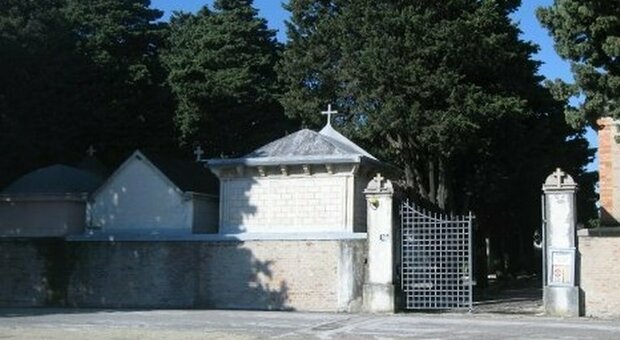 Senigallia, Madonnina amputata dai vandali sacrileghi: le hanno tagliato le mani al cimitero di Montignano dove mancano telecamere