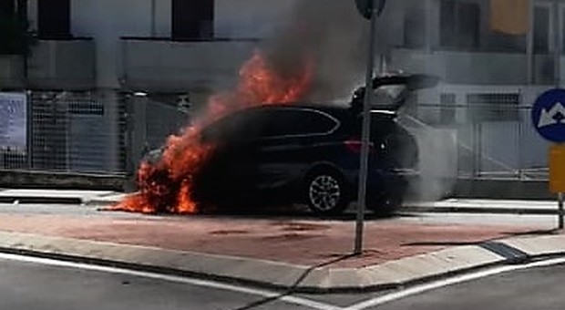 Porto Sant'Elpidio, l'auto si incendia: mamma agguanta il figlio e salta fuori