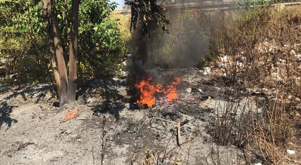 Incendio a Napoli nell'ex area Nato di Gianturco: «È il terzo in tre giorni, cittadini costretti a fuggire»