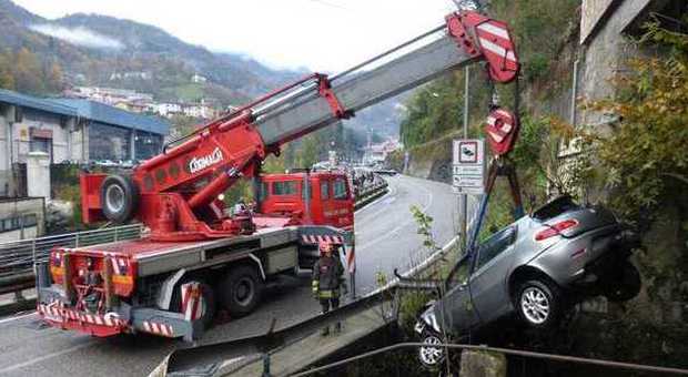 L'Alfa 147 recuperata dal carro gru dei vigili del fuoco di Vicenza