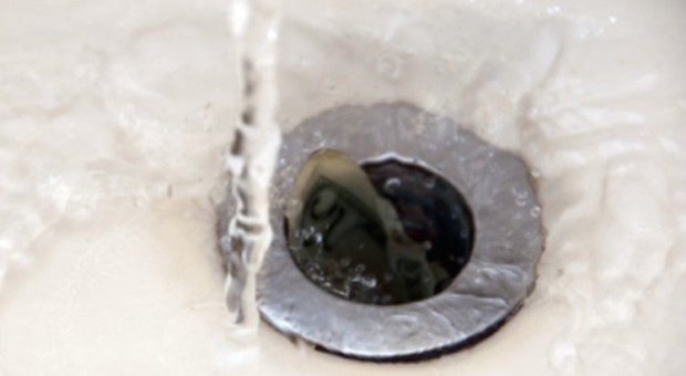 Batteri fecali nell'acqua del rubinetto, allarme in Basilicata: "Vietato bere e lavarsi"