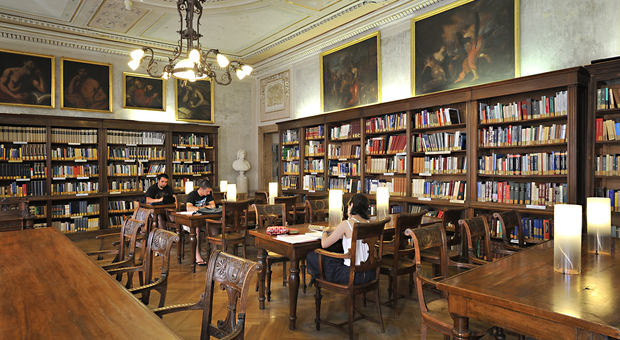 Una delle stanze di lettura della Biblioteca.
