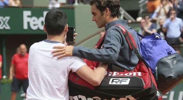 Federer nega il selfie al tifoso: il video di Roland Garros diventa virale