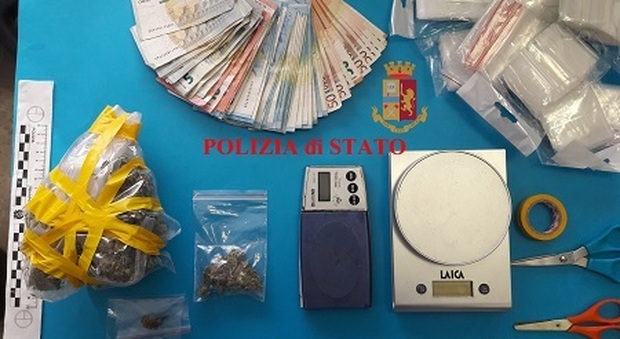 Osimo, sorpreso con marijuana, soldi e kit per confezionare le dosi: arrestato