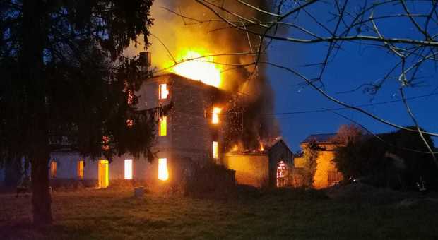 Il violento incendio che stasera ha distrutto Villa Pavanini ad Ariano nel Polesine