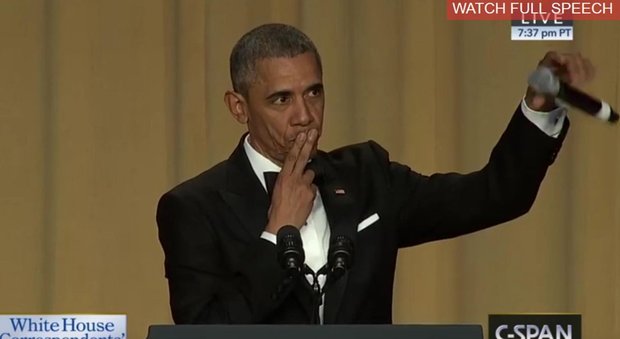 «Obama out», il presidente Usa saluta i giornalisti e lascia cadere il microfono