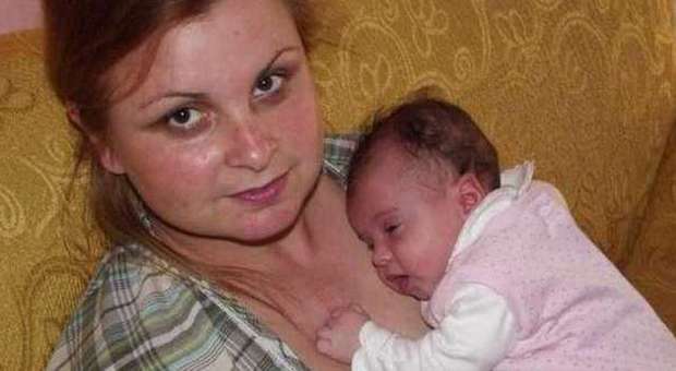 Morta a 4 mesi in auto con mamma: Eliza non aveva le cinture allacciate