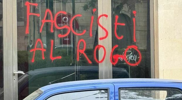 "Fascisti al rogo": scritta intimidatoria sulla porta del comitato del ministro Fitto