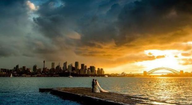 Gli sposi nella tempesta, la foto diventa virale: e i protagonisti conoscono l'autore -GUARDA