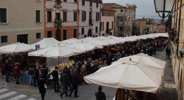 Bassano, il mercato dell’antiquariato si trasforma e apre al vintage