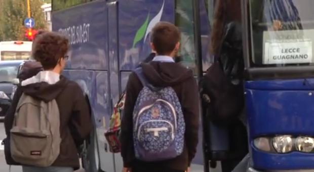 Bus stracolmi, gli studenti restano a terra. Genitori infuriati contro la Sud Est: «Denunceremo»