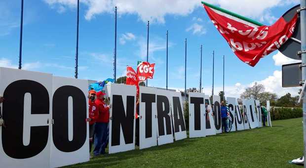 Latina, protesta sindacale nei pressi dell'Icot: bloccata la strada