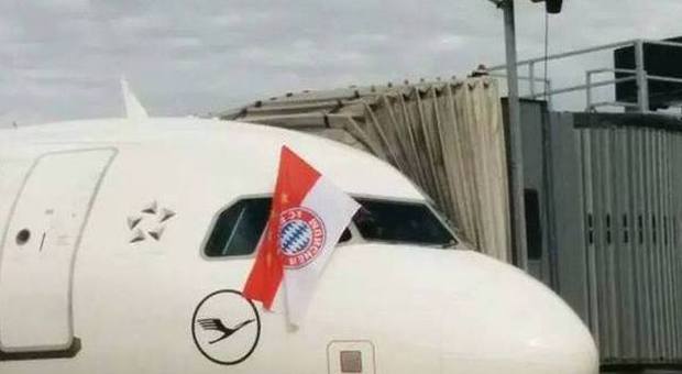 L'aereo in pista al Leonardo da Vinci con la Bandiera del Bayern di Monaco