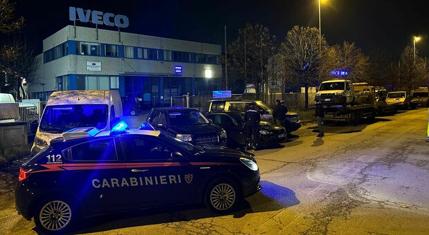 Osimo, i carabinieri seguono un'auto sospetta e scoprono una maxi refertiva: arrestati padre e figlio