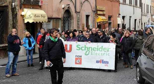 Rieti, il ministero dello Sviluppo riconvoca per il 1 dicembre i lavoratori Schneider Primo, positivo effetto della protesta di oggi