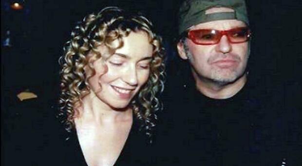 Vasco Rossi, la dedica alla moglie Laura Schmidt. Da più di trent'anni insieme: «Non sono gli anni, sono i kilometri la pazienza, e la pazzia»