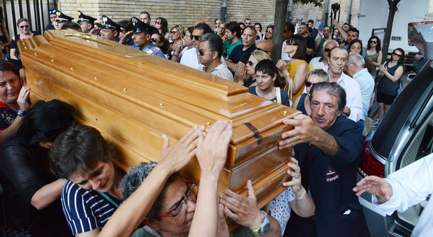 Salerno, folla ai funerali di Ilaria, la donna uccisa dall'attore Diele: «La sete di giustizia non sfoci in sete di vendetta»