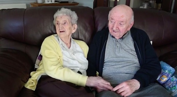 A 98 anni si fa ricoverare insieme al figlio per assisterlo: «Non si smette mai di essere mamma»