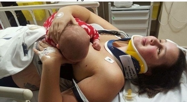 Rifiuta gli antidolorifici dopo l'incidente: "Devo allattare"