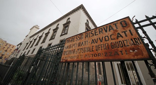 Truffa alle assicurazioni, 2.800 falsi incidenti e 100 euro ai testimoni: arrestati 18 avvocati a Napoli