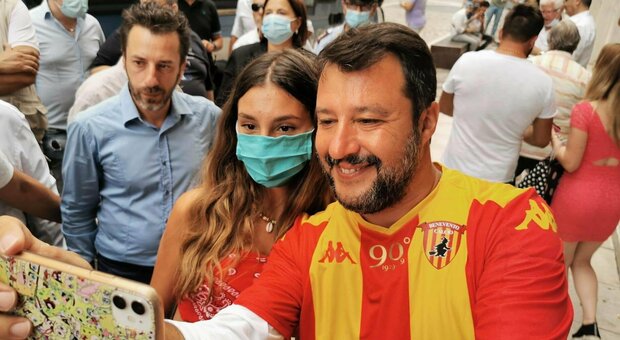Salvini con la maglia del Benevento, la rivolta della curva Sud